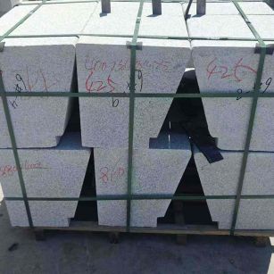 江西 芝麻白异形坐凳，石凳