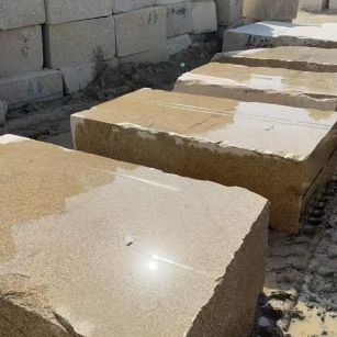 江西 黄金麻方料堆场洗料分选中，原材料充足