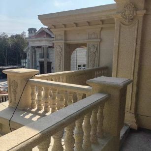 江西 黄金麻别墅外墙干挂雕花配合阳台栏杆花瓶柱