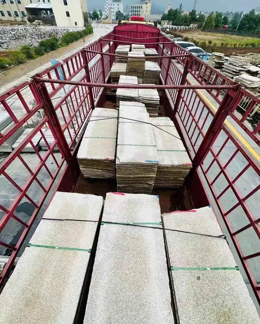 江西 黄金麻花岗岩荔枝面，光面毛板装车完成