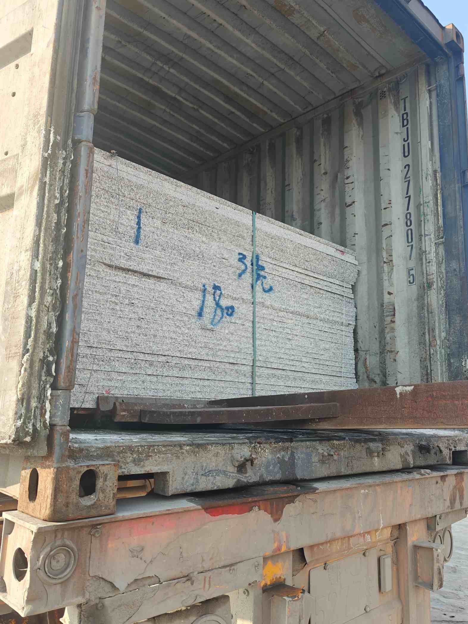 江西 芝麻白花岗岩石材3.0公分光面毛板装柜出货