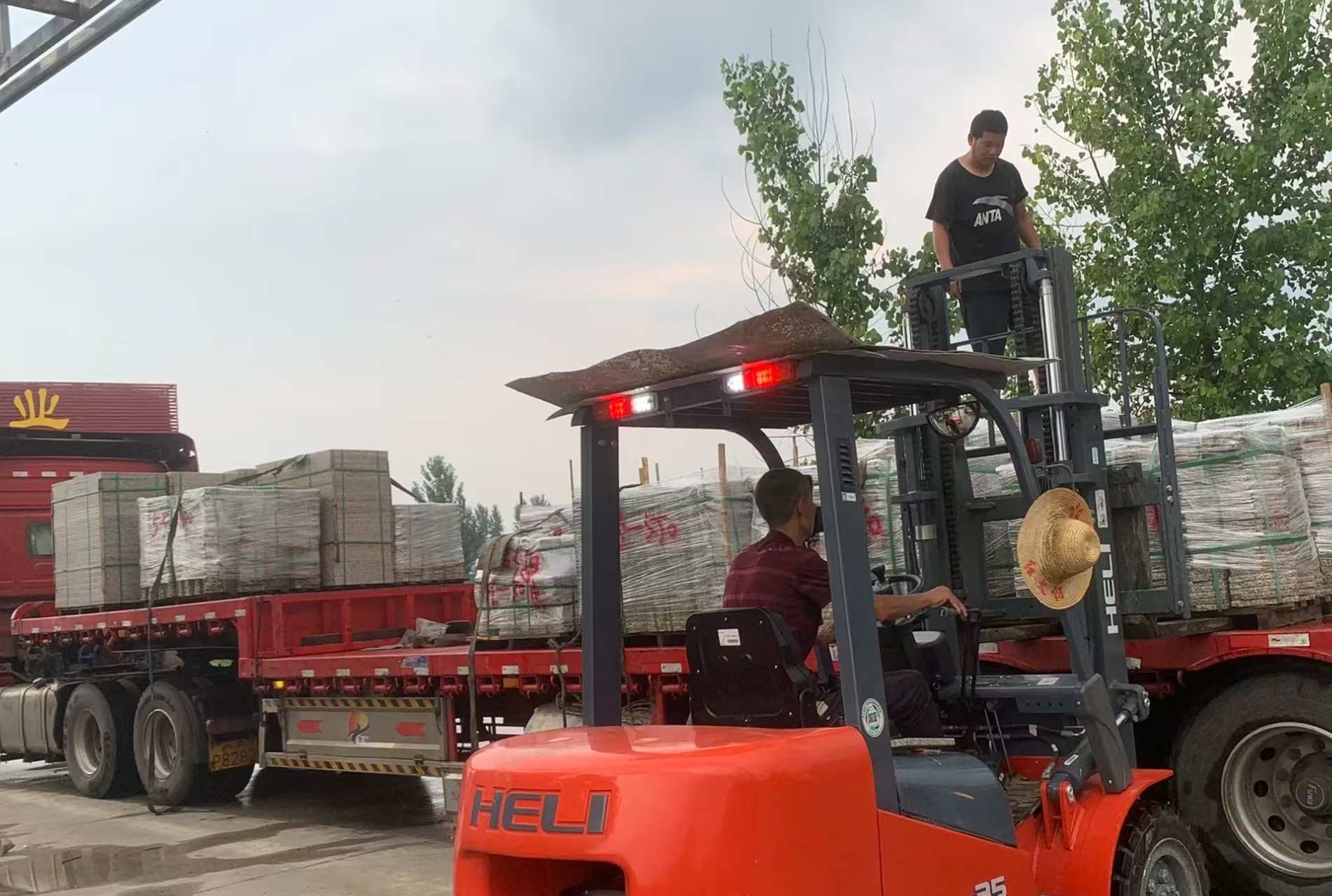 江西 黄金麻冰裂纹，地铺石装车