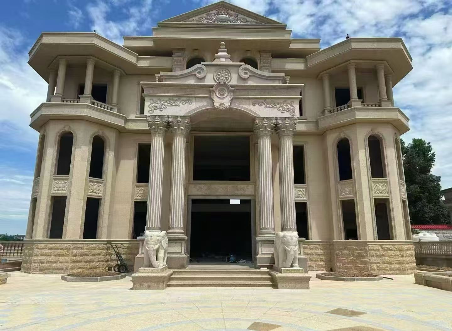 江西 黄金麻别墅外墙干挂，大柱，大象，蘑菇石，雕花板