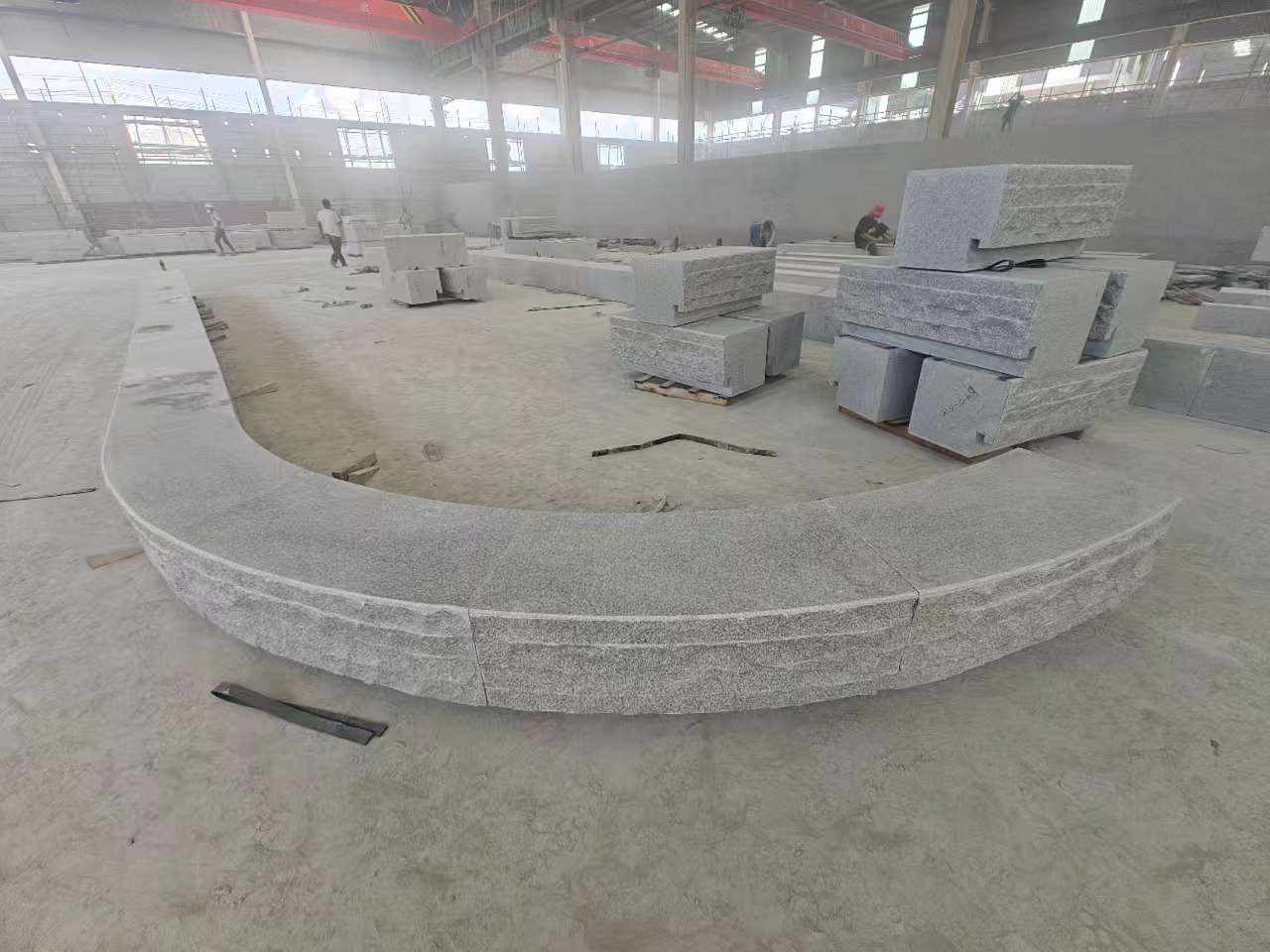 江西 芝麻白异形坐凳，自然面光面弧形加工