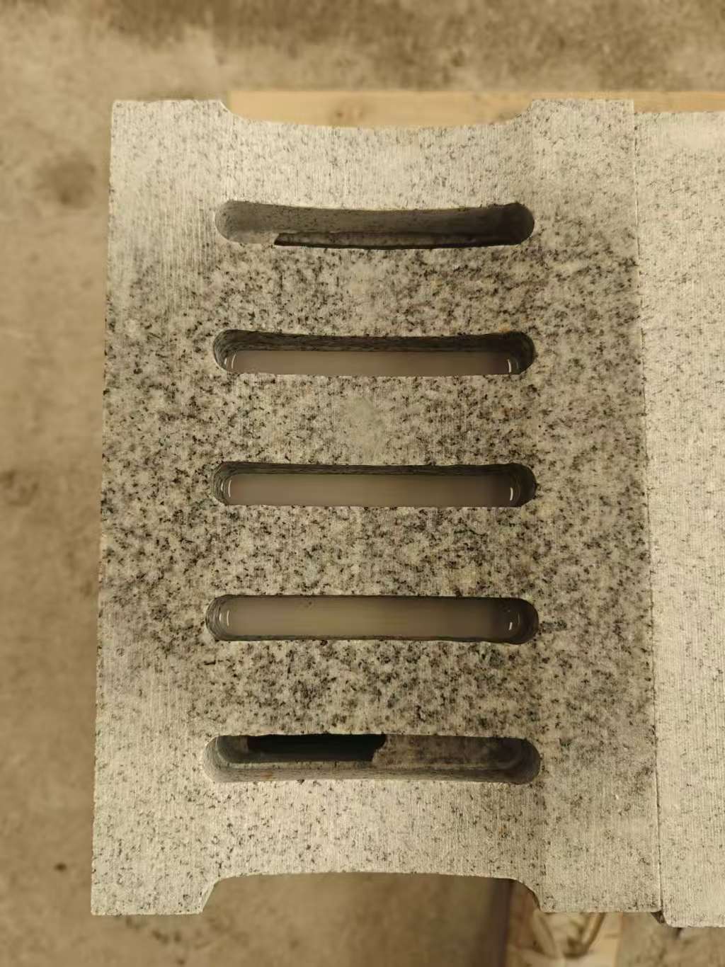 江西 芝麻白拉丝面花岗岩U型开槽排水槽