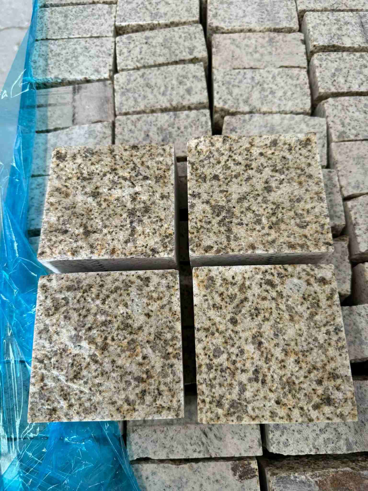 江西 黄金麻花岗岩自然面小方块，弹石，马蹄石等