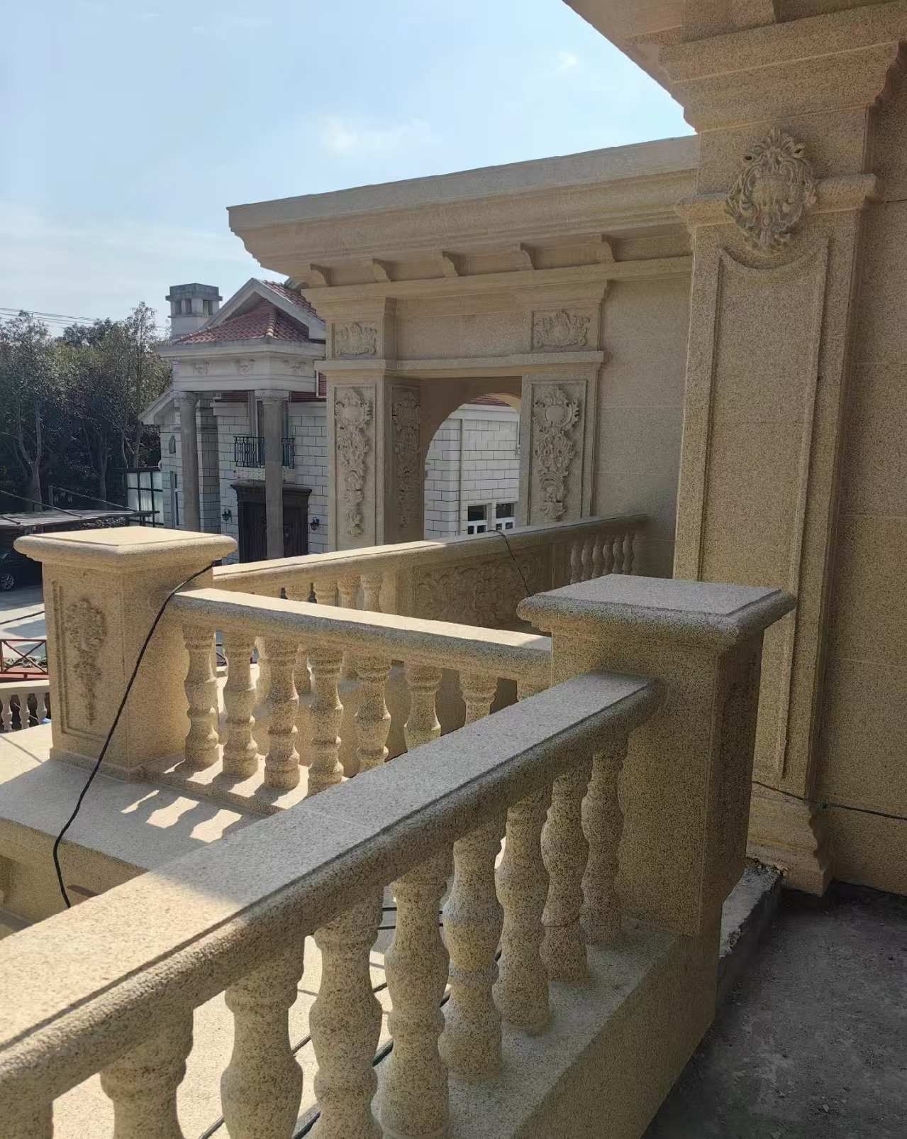 江西 黄金麻别墅外墙干挂雕花配合阳台栏杆花瓶柱