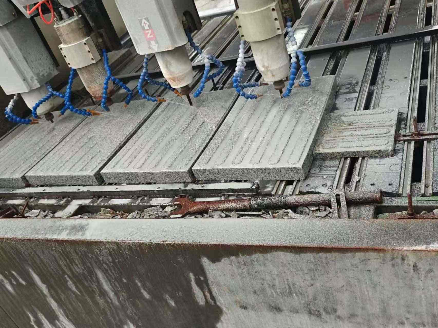 江西 芝麻白花岗岩荔枝面盲道雕刻