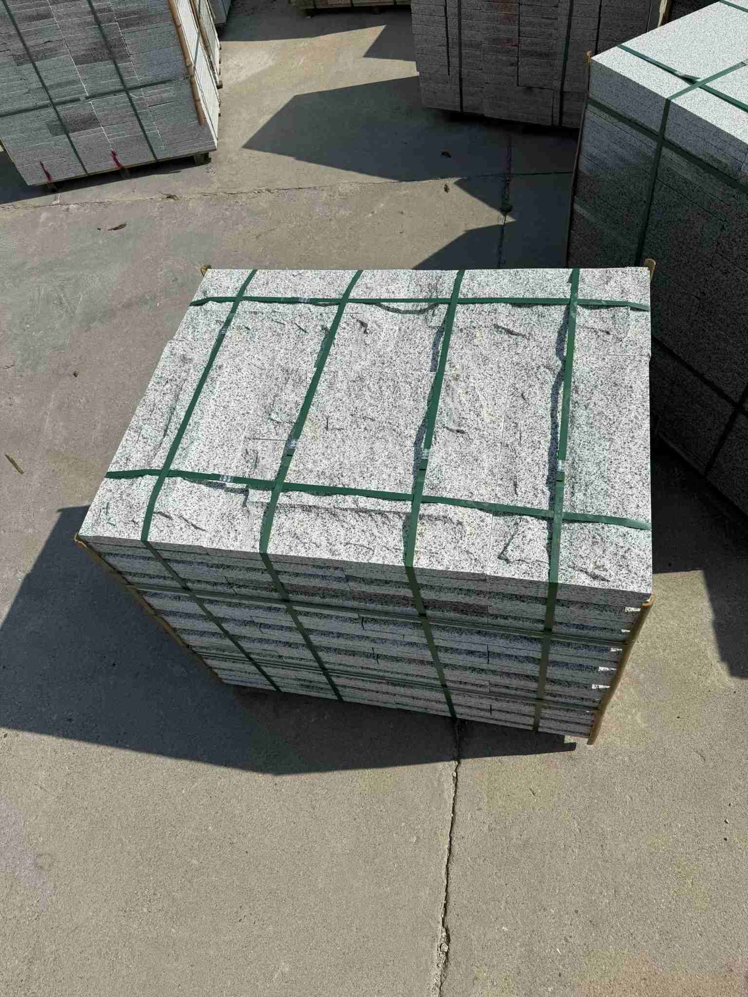 江西 白麻花岗岩石材自然面蘑菇石成品