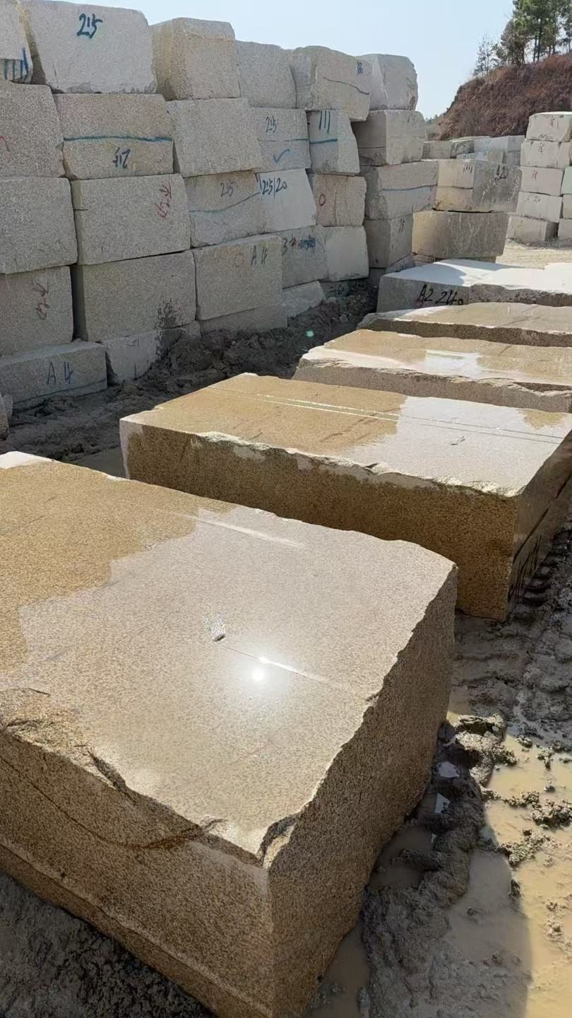 江西 黄金麻方料堆场洗料分选中，原材料充足