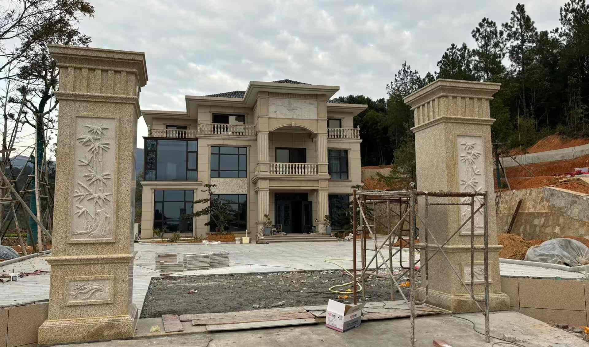 江西 黄金麻花岗岩别墅雕花外墙干挂配上门口雕花罗马柱