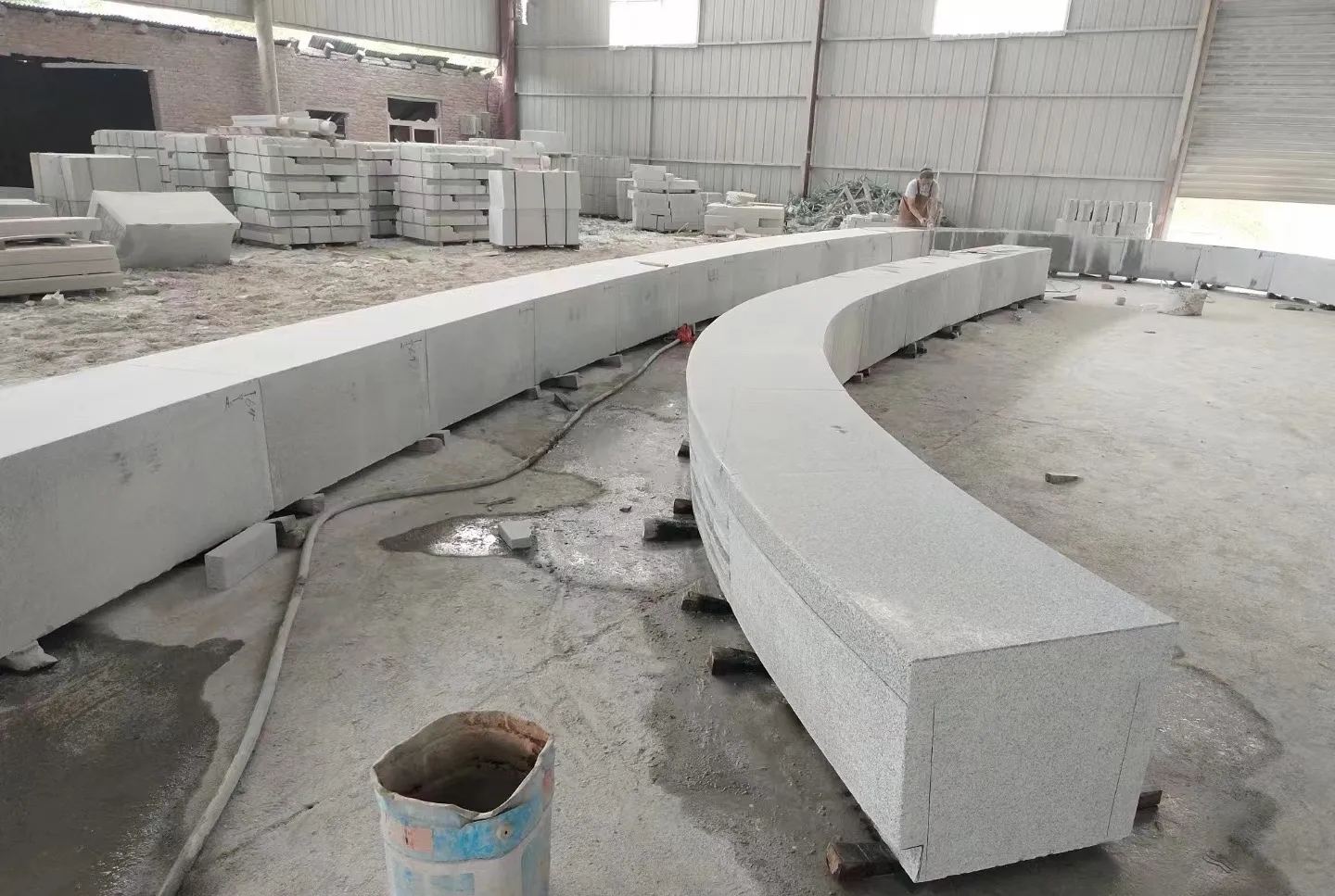 江西芝麻白花岗岩石板材 园林光面弧形坐凳